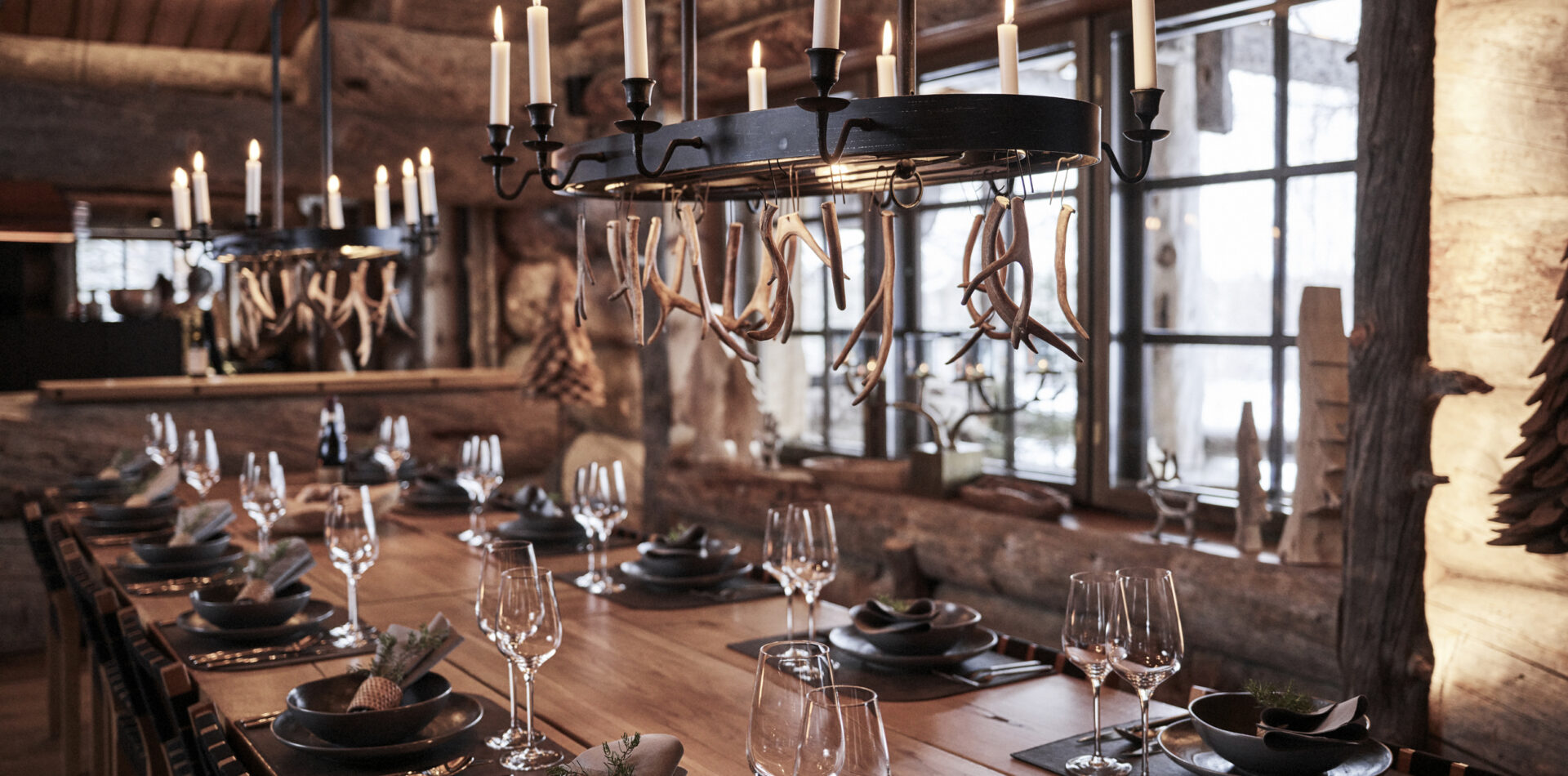 Saikkara dining table