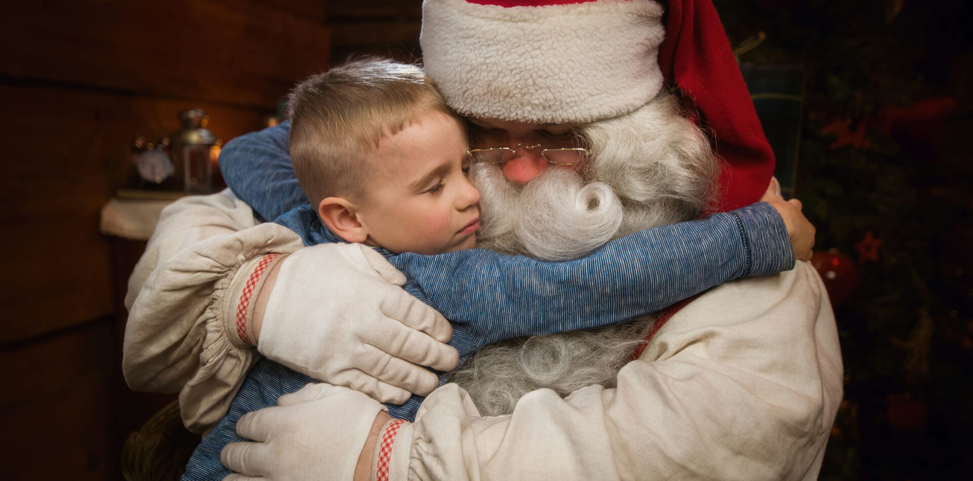 Santa Claus Secret Forest Joulukka- Gingerbread house decorating in Forest Hut (1)_5MB