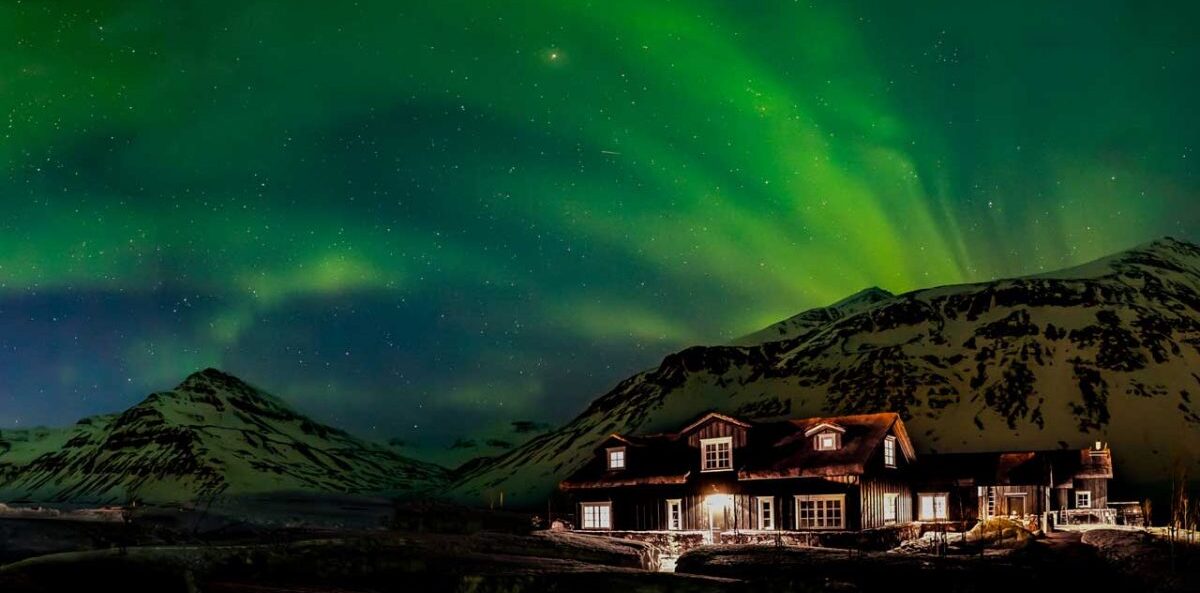deplar-farm-trollaskagi-northern-lights-1200x800